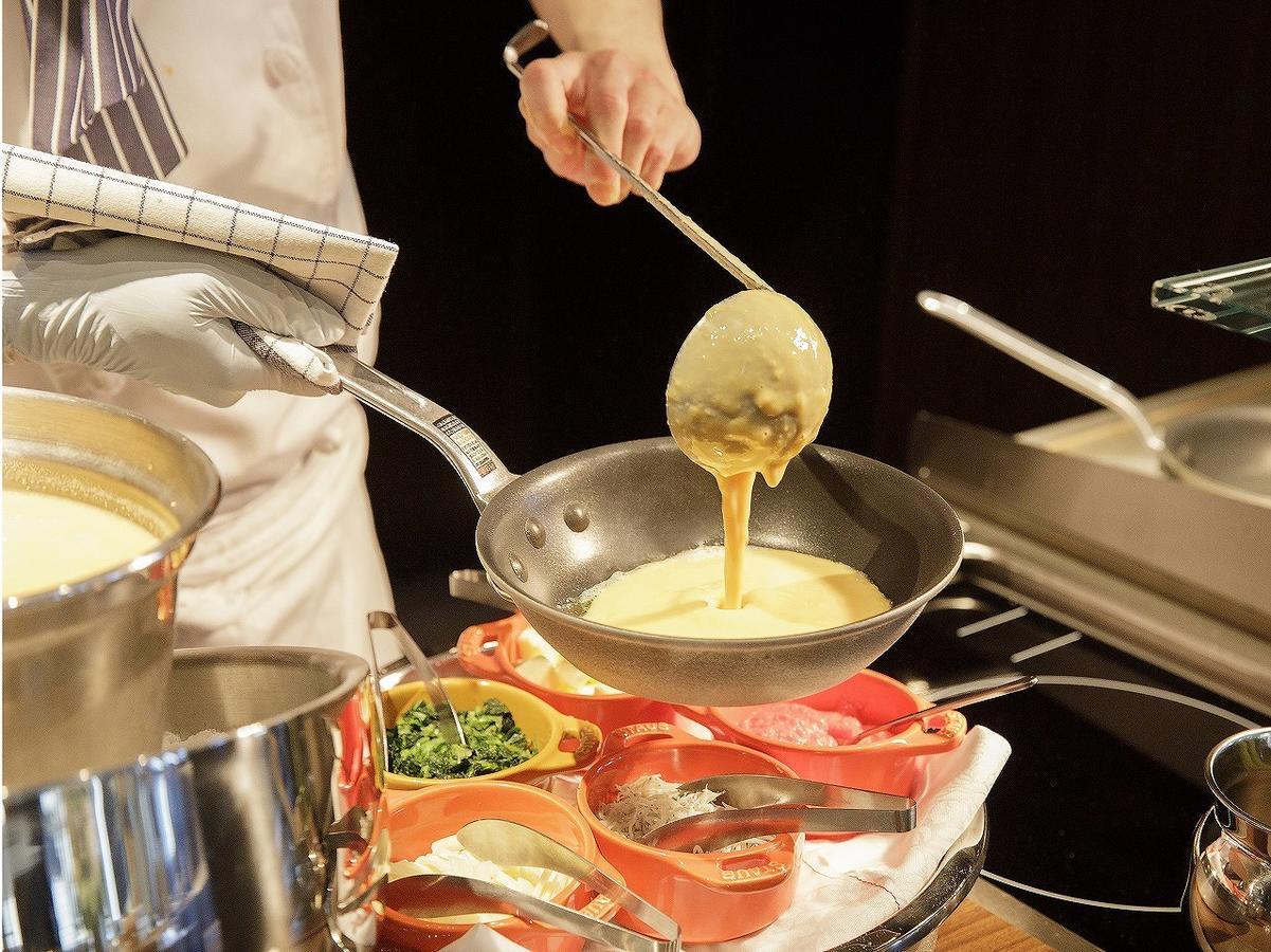 Nagoya Prince Hotel Sky Tower Εξωτερικό φωτογραφία A chef using a ladle to serve food